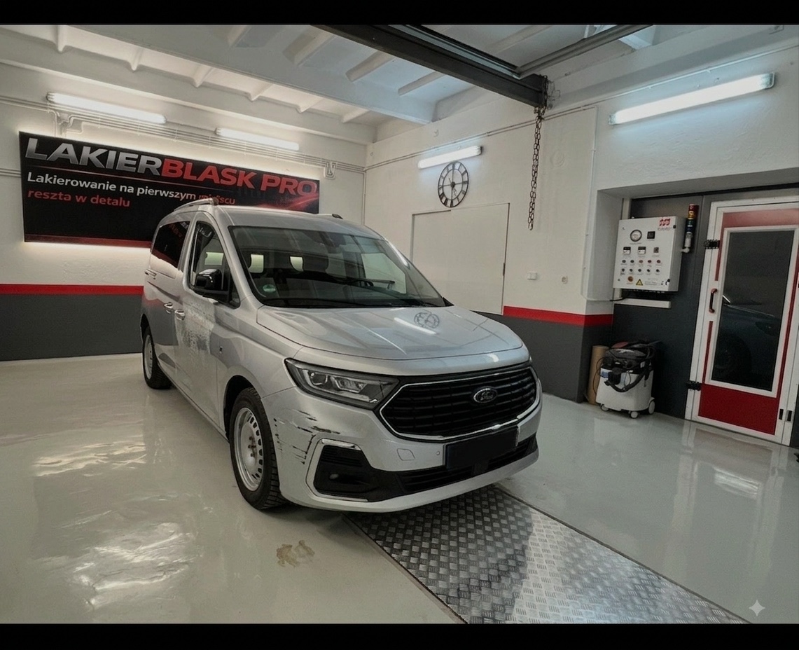 Ford Tourneo — naprawa błotnika i drzwi — stan przed naprawą